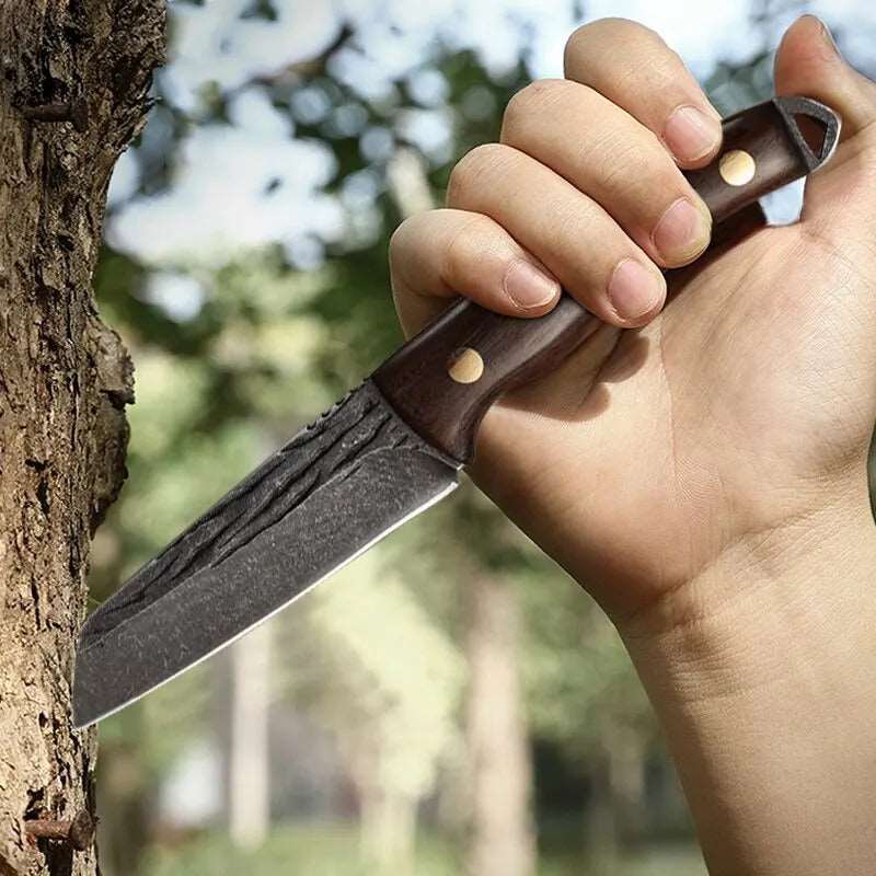 couteau de cuisine planté dans un arbre